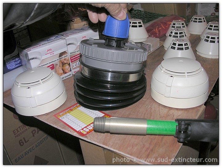 Iso-Scopic Perche télescopique pour l'isolation des détecteurs automatiques d'incendie lors de travaux susceptibles de provoquer de la poussière ou de la fumée